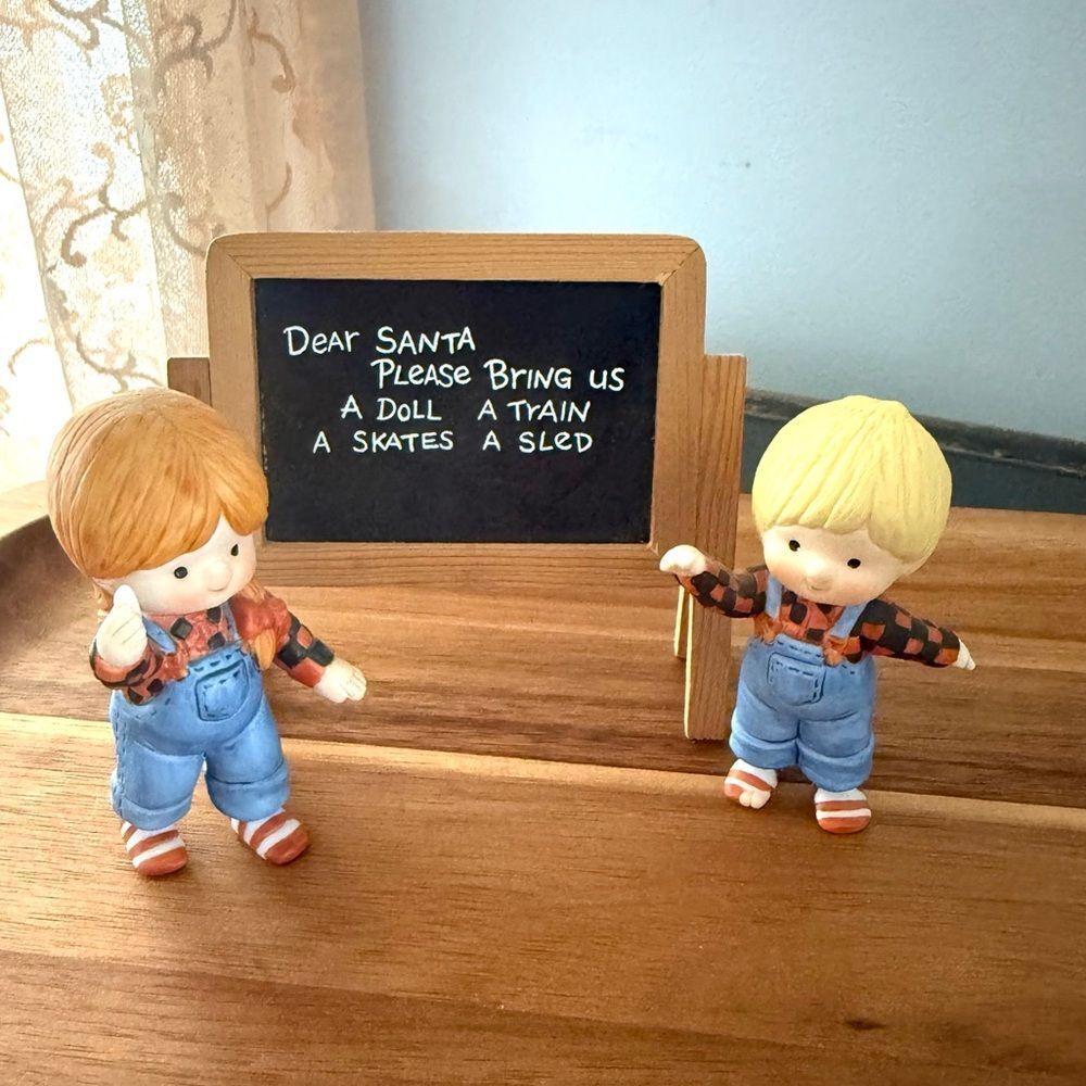 Enesco Country Cousins Katie And Scooter With Wood Blackboard Christmas
